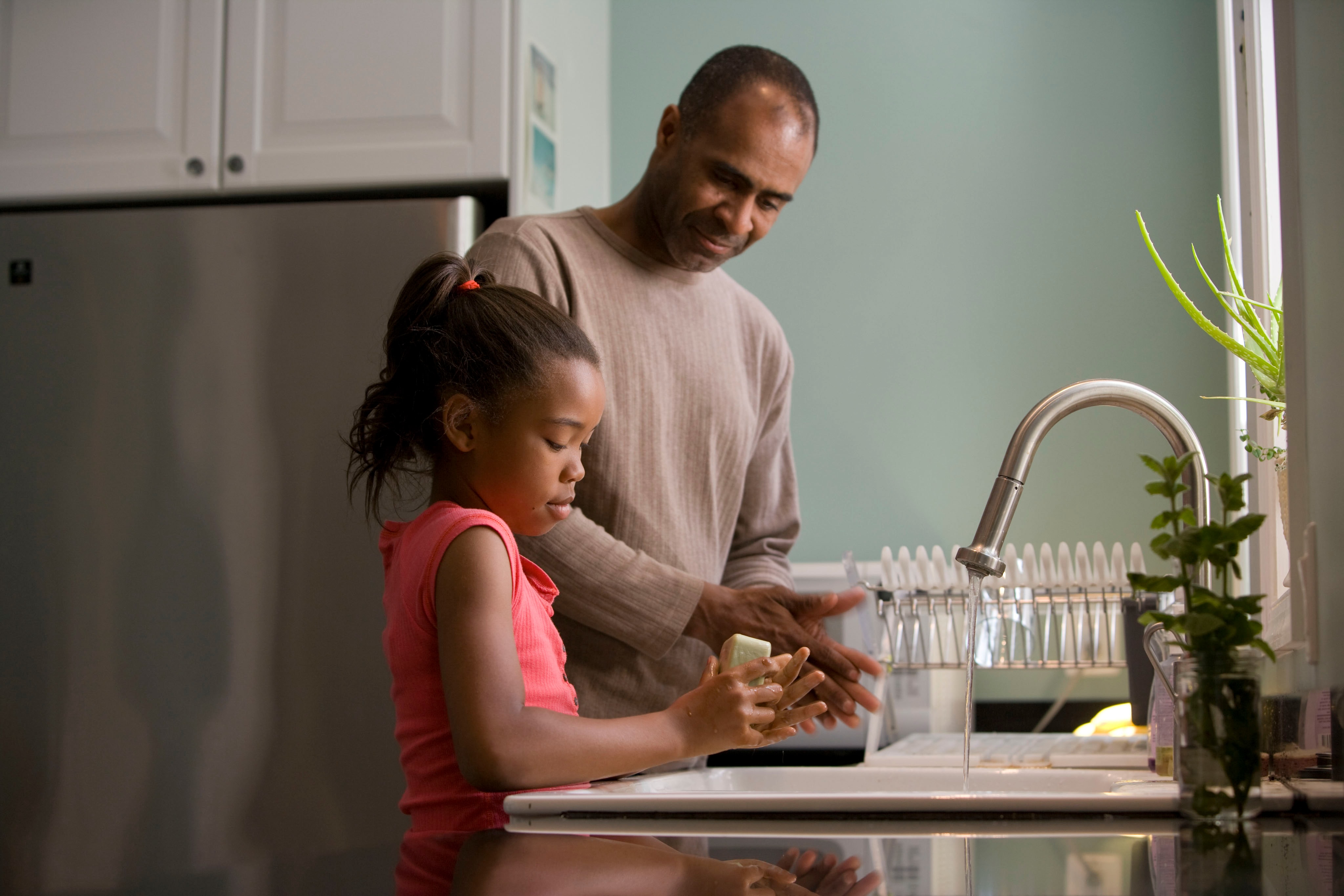 Dad teaching hand-washing. Thanks to the CDC for sharing on Unsplash.